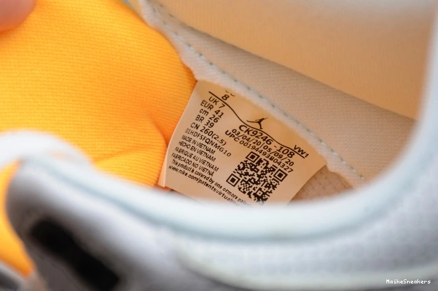 MaikeSneakers 3 (W) RETRO ORANGE LASER CK9246-108 AIR JORDAN 0811